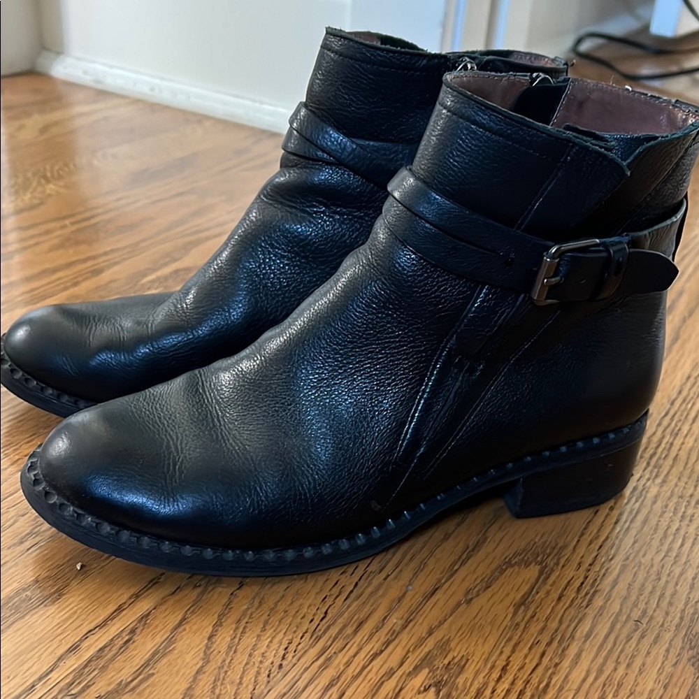 Gentle Souls black leather ankle buckle boots booties Sz 8 fits like 8.5